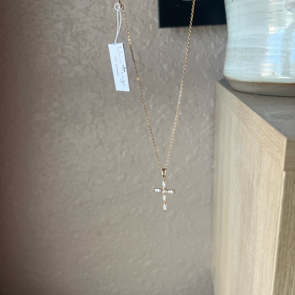 BRAND NEW Gold Cross Pendant Necklace - Picture 4 of 4